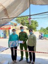 Tặng quà chốt kiểm dịch Covid-19