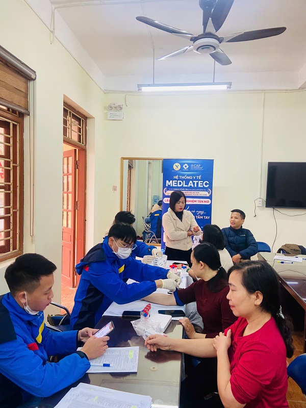 Nhân viên bệnh viện Medlatec lấy máu xét nghiệm tại Trường Tiểu học Thanh Cao