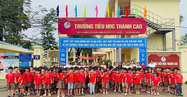 Đón trẻ mầm non sang thăm trường