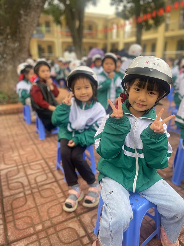 Tặng mũ bảo hiểm cho học sinh lớp 1