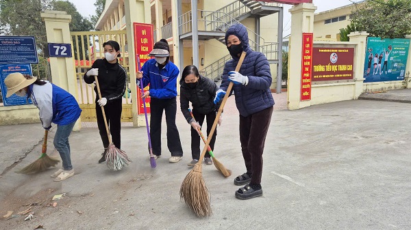 Toàn thể Cán bộ, giáo viên nhân viên Trường Tiểu học Thanh Cao thực hiện Chương trình Chủ Nhật xanh